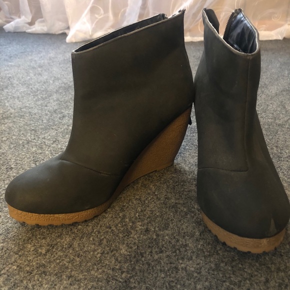 Fun wedged ankle boots. - Picture 1 of 4